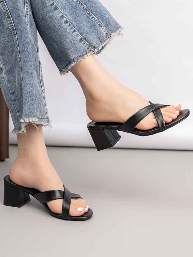 Samine - Elegante sandaler med bred hæl og krydsende remme over foden